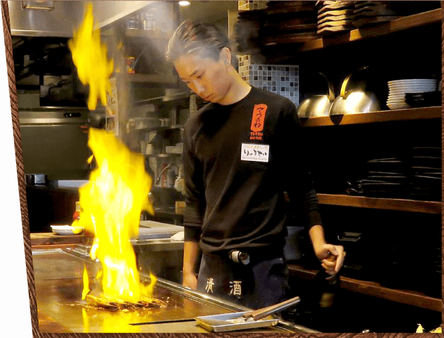 カウンターは特等席！鉄板焼きを目の前で調理しています。